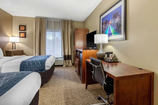غرفة قياسية بسريرين كوين، Comfort Inn & Suites Hamilton Place 2/3