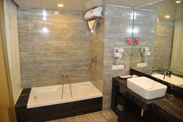 جناح تنفيذي بسرير كينج مع أريكة، Kumar Resort Lonavala 1/1