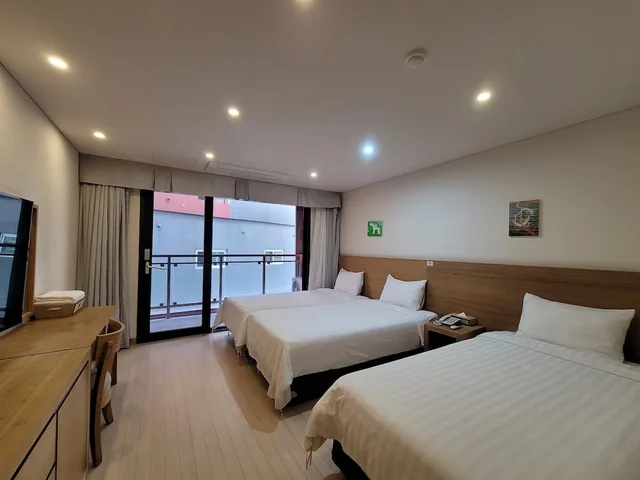 غرفة قياسية ثلاثية بثلاثة أسرّة بحوض استحمام، BK HOTEL JEJU 2/6