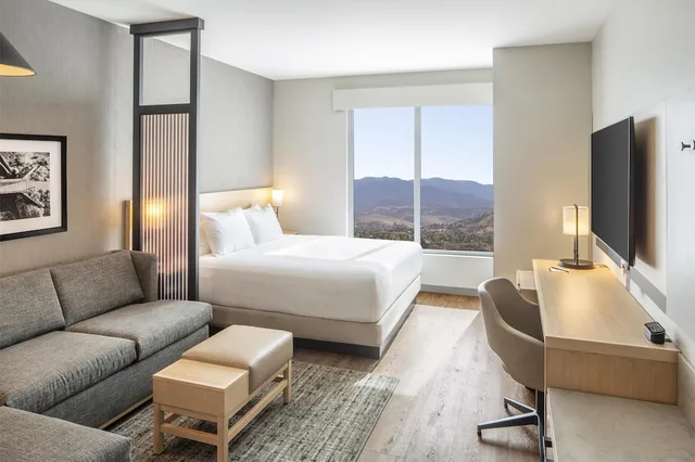 غرفة بسرير كينج مع أريكة، Hyatt Place South Reno 2/3