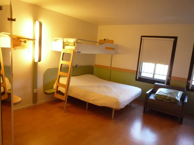 غرفة ثلاثية بسرير مزدوج وسرير بطابقين، ibis budget Avignon Centre 1/10
