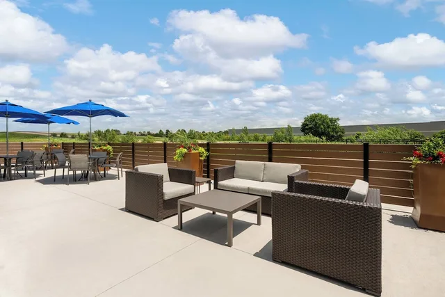 Holiday Inn Express & Suites Overland Park South, Belton, Raymore 46/50