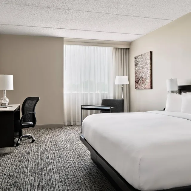 غرفة بسرير كينج مع دخول صالة النادي، Cleveland Marriott East 2/7