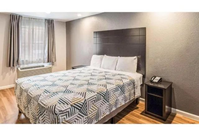 غرفة بسرير كوين لذوي الإعاقة، Motel6 Dallas, TX 3/4
