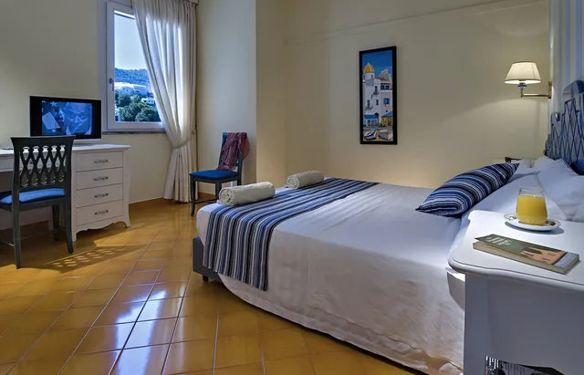 غرفة كلاسيكية بسرير مزدوج أو سريرين منفصلين بإطلالة على البحر، Terme Mare Blu 3/8
