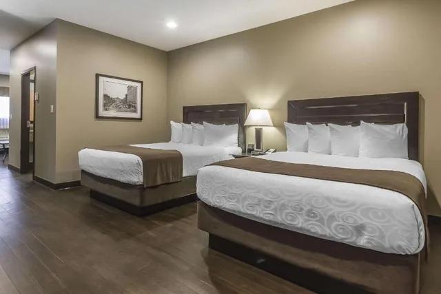 Efficiency, 2 Queen Beds، Quality Inn and Suites Saskatoon 2/4