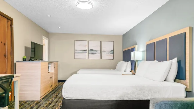 غرفة بسريرين كوين مع أريكة، Courtesy Inn Eugene 5/10