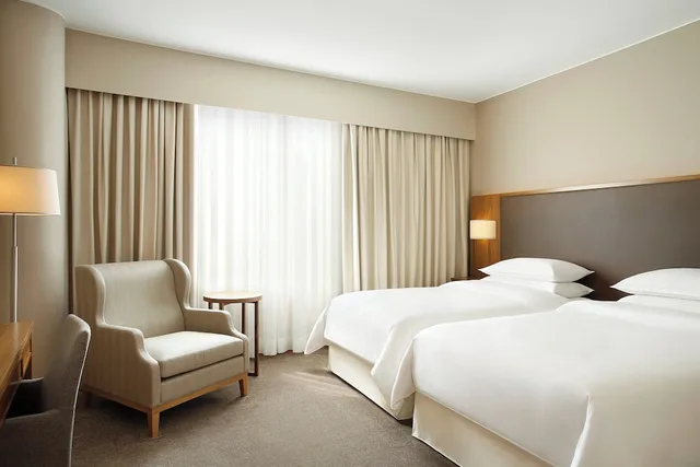 غرفة ديلوكس بسريرين منفصلين، Sheraton Lake Como Hotel 2/7