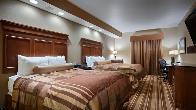 غرفة بسريرين كوين بشرفة، Best Western Plus KC Speedway Inn & Suites 2/3