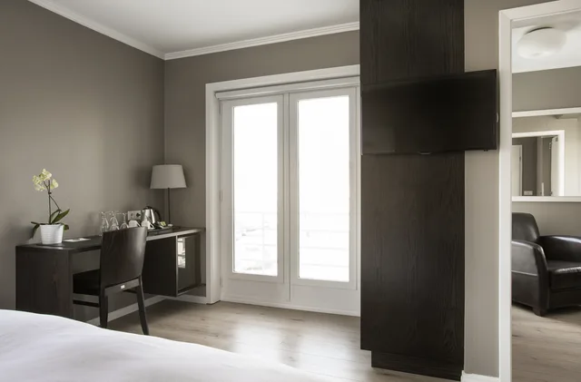 جناح جونيور، Hotel Odinsve 12/12