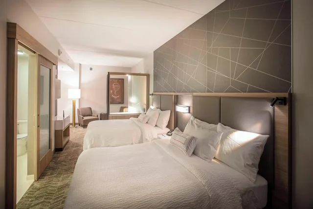جناح بسريرين كوين بغرفة نوم واحدة مع سرير سحّاب إضافي لذوي الإعاقة، SpringHill Suites by Marriott Athens Downtown/University Area 1/4