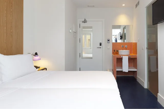 غرفة أساسية بسرير مزدوج، HOSTAL BUELTA 1/6