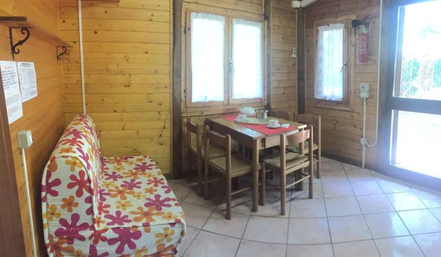 شاليه بسرير كوين وسرير فردي وسرير بطابقين بإطلالة على الحديقة مع أريكة، Camping Azzurro 2/2