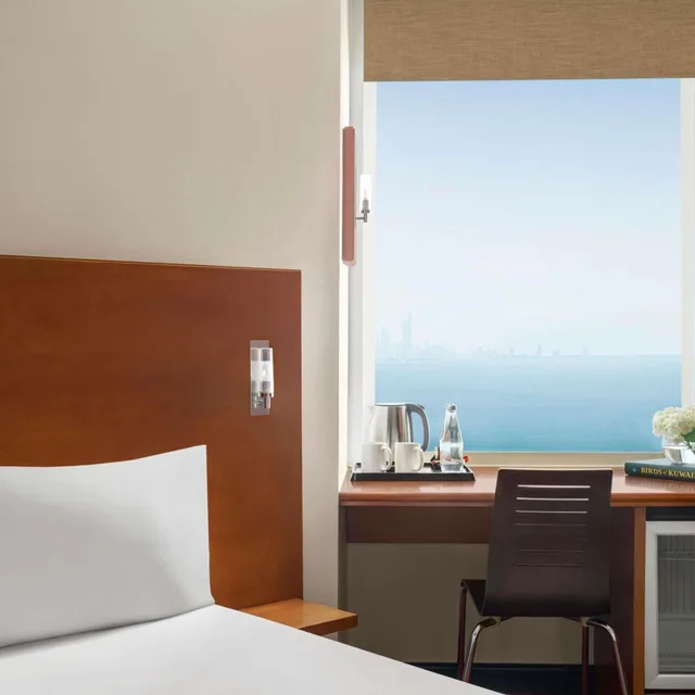 غرفة سوبيريور بسرير كينج بإطلالة على البحر، ibis Kuwait Salmiya 6/8