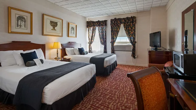غرفة قياسية بسريرين كوين، Genetti Hotel SureStay Collection By Best Western 3/6