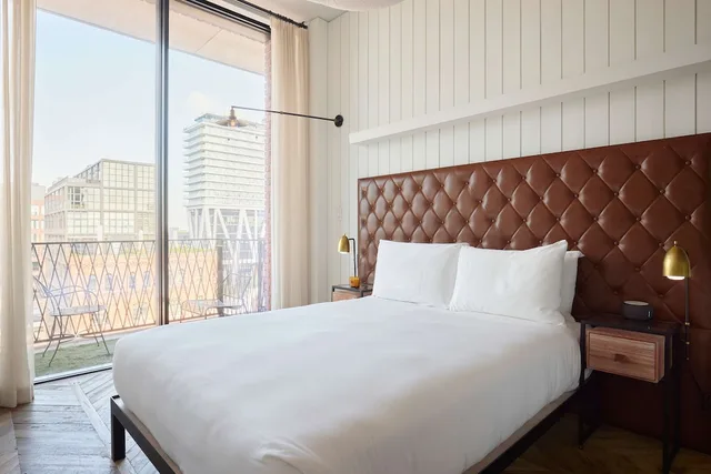 غرفة بسرير كوين بشرفة، Arlo Williamsburg 1/10