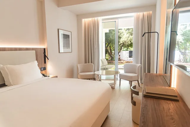 غرفة سوبيريور بسرير كينج بإطلالة على الحديقة، Grecian Sands Hotel 1/2