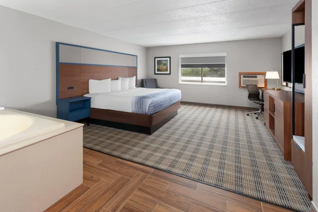 جناح بسرير كينج بحوض جاكوزي، AmericInn & Suites By Wyndham Baraboo Event Center 4/7