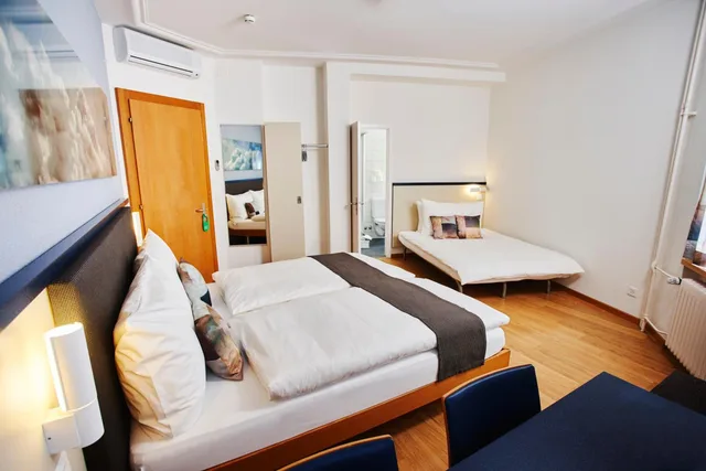غرفة قياسية رباعية مع أريكة، Bristol Hotel Zurich 4/10