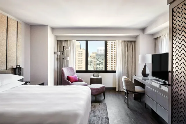 1 Bedroom, Junior Suite, City View, San Francisco Marriott Marquis 2/4