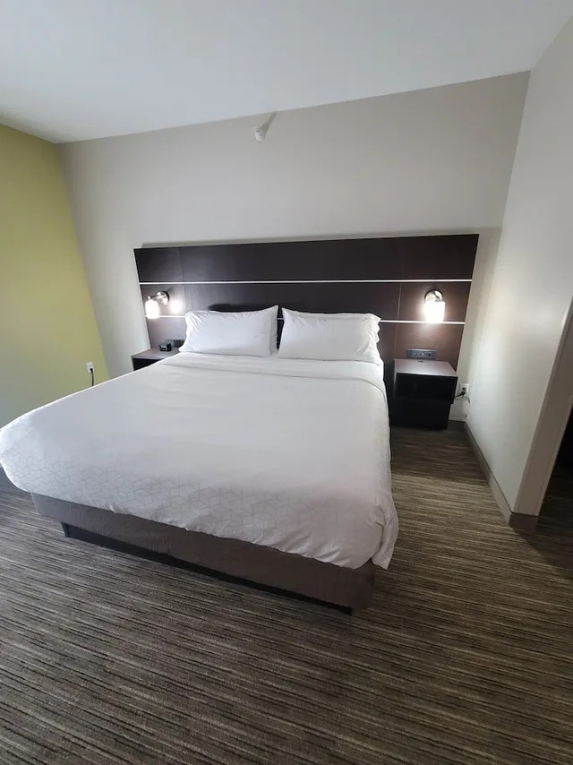 جناح بسرير كينج بمنطقة جلوس، Holiday Inn Express and Suites - Junction City, Kansas 2/4