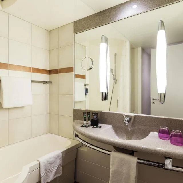غرفة سوبيريور بسرير كينج وسرير كوين، Novotel Dusseldorf City West 8/9