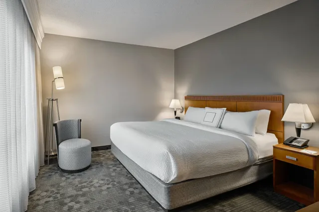 Room, King Bed, Sofa, Courtyard by Marriott Philadelphia Langhorne 4/5