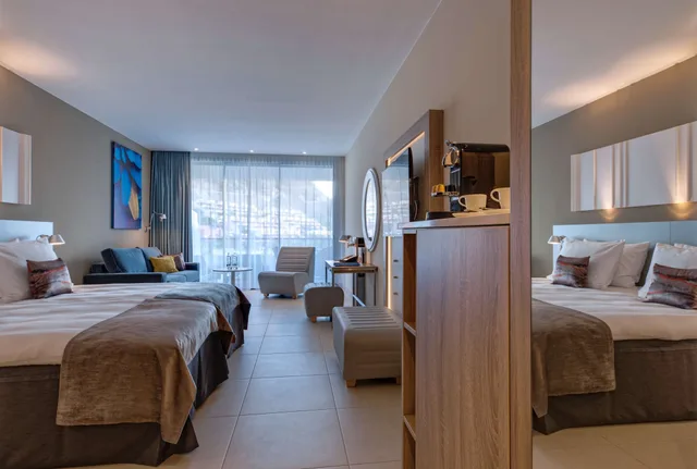 غرفة سوبيريور بسرير كينج بإطلالة على المسبح بشرفة، Radisson Blu Resort Spa Gran Canaria Mogan 1/10