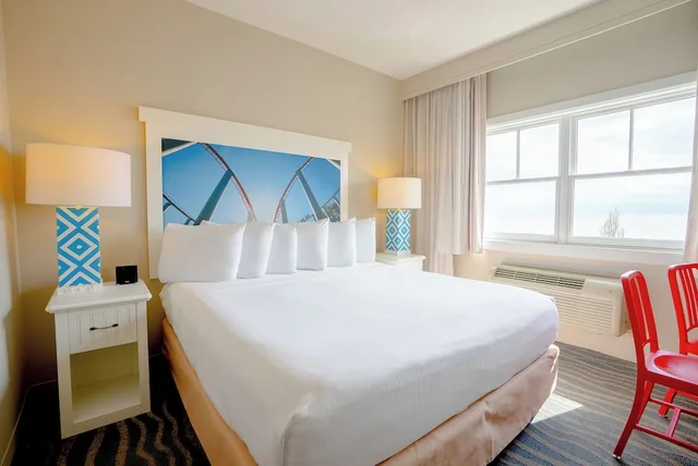 غرفة أساسية بسرير كينج بإطلالة على البحيرة، Cedar Point Apos S Hotel Breakers 1/1