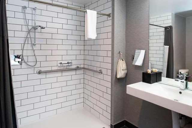 غرفة ديلوكس بسرير كينج، Joinery Hotel Pittsburgh, Curio Collection by Hilton 2/4
