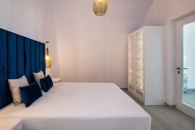 جناح سوبيريور بسرير مزدوج مع أريكة بمسبح خاص، Palm Island Suites Santorini 1/2