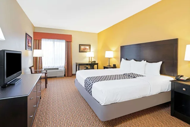 غرفة بسرير كينج لذوي الإعاقة، La Quinta Inn & Suites by Wyndham Stillwater-University Area 1/2