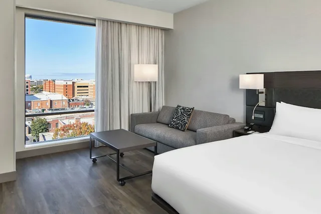 غرفة بسرير كينج بإطلالة على المدينة، Ac Hotel Auburn 2/6