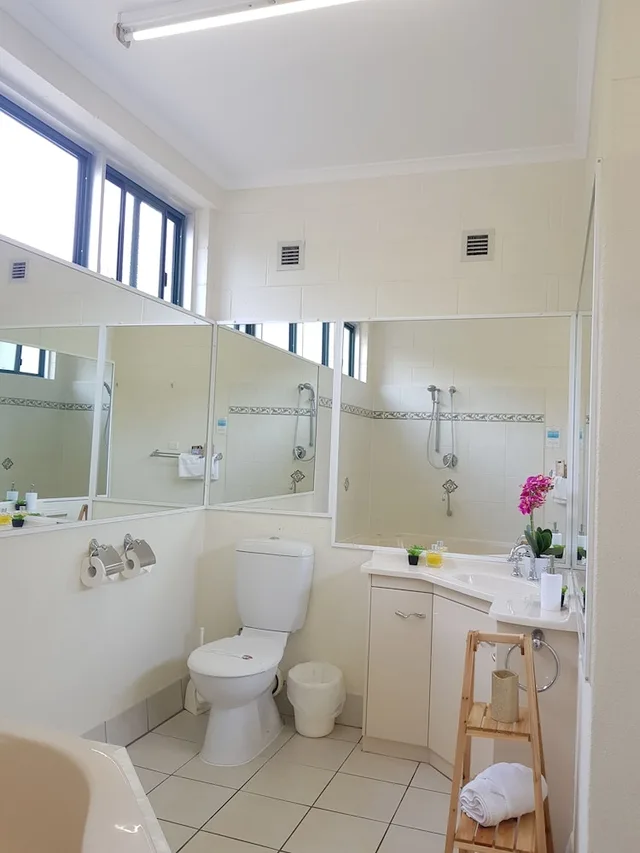 1 Bedroom, King Bed, Harbour Lodge Motel Gladstone 3/3