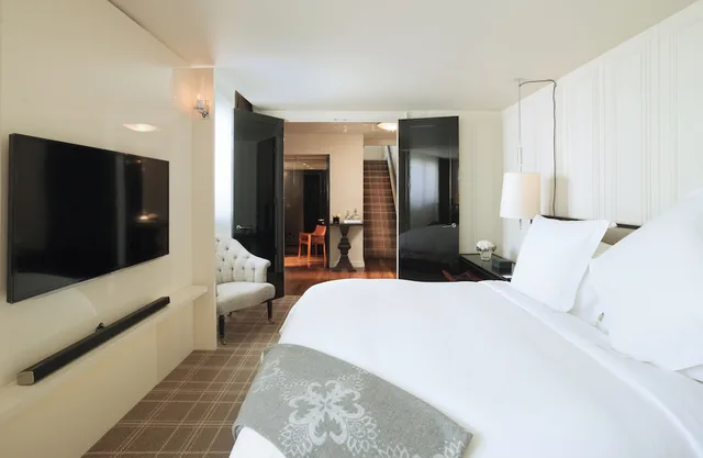 Signature, Cupola, Suite, King Bed, Rosewood London 1/5