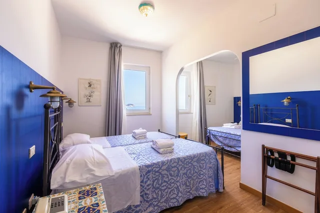 غرفة عائلية بسرير مزدوج وسريرين منفصلين بإطلالة على البحر، Hotel Torre Dei Borboni 5/8