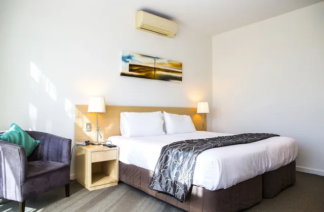 جناح بريميوم بسرير كينج بغرفة نوم واحدة مع أريكة، Waves Motel 1/2