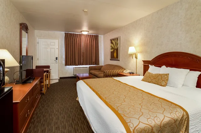 غرفة قياسية بسرير كينج مع أريكة، St George Inn Suites 2/10