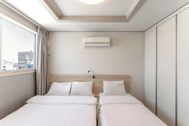 غرفة ديلوكس بسرير مزدوج وسرير فردي، Staywell Hotel 1/10