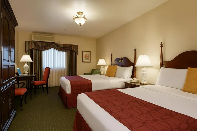 غرفة بسريرين كوين لذوي الإعاقة، Carlyle Hotel 1/8
