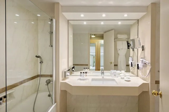 Essential، Divani Caravel Hotel 3/3