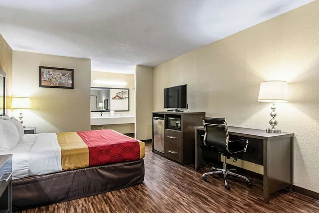 Standard, King Bed, Smoking, Econo Lodge Inn And Suites Matthews Charlotte 2/4