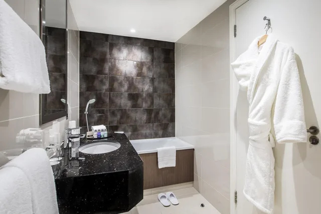 1 Bedroom, Suite, King Bed, Kitchenette, Holiday Inn London - Kensington High St. by IHG 3/4