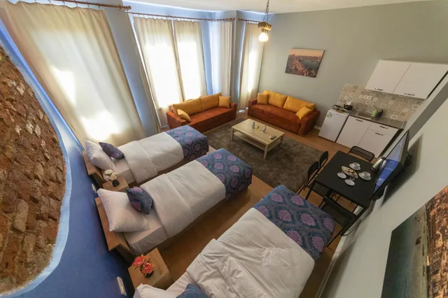 جناح بسرير كوين بإطلالة جزئية على البحر، Royal Taksim Suites 8/10