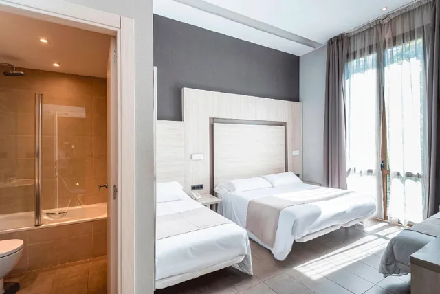 غرفة رباعية بسرير مزدوج وسريرين منفصلين، Hostal Plaza Goya Bcn 1/1