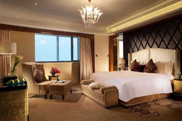 1 Bedroom, Suite, King Bed, Dining Area، Crowne Plaza Xian 4/7