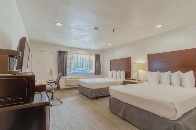 غرفة قياسية بسريرين كوين، Yosemite Inn 3/8