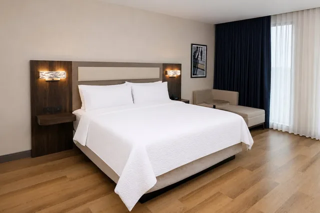Standard, King Bed, Extra Floor Space, Holiday Inn Express And Suites Monterrey Sendero 2/10