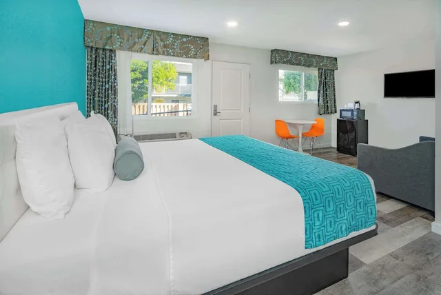 جناح استوديو بسرير كينج مع أريكة لذوي الإعاقة، Howard Johnson Suites by Wyndham San Diego Chula Vista/BayFt 1/4