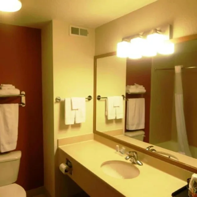 جناح بسرير كوين، Sleep Inn Suites Lake of the Ozarks 5/5